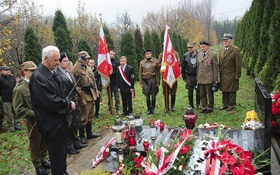  Grób wojenny Edwarda Biesoka i 5 żołnierzy NSZ na cmentarzu w Mazańcowicach 