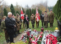  Grób wojenny Edwarda Biesoka i 5 żołnierzy NSZ na cmentarzu w Mazańcowicach 