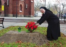 Zakrystianka siostra Rut codziennie opiekuje się symbolicznym grobem