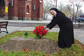 Zakrystianka siostra Rut codziennie opiekuje się symbolicznym grobem