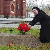 Zakrystianka siostra Rut codziennie opiekuje się symbolicznym grobem