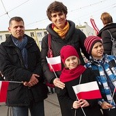  Anna i Daniel Tomaszewscy z dziećmi: Marysią i Michałem uczestniczyli w Mszy św. za ojczyznę i marszu, by rodzinnie i patriotycznie przeżyć święto 11 Listopada