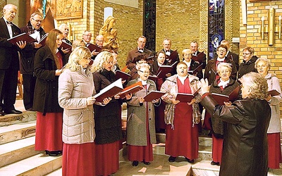  Chór Beati Cantores (Szczęśliwi Śpiewaniem) pracuje i koncertuje od 1985 roku pod batutą Barbary Walendzik