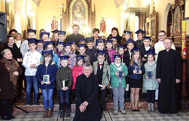 Wspólna fotografia na zakończenie Mszy św. inaugurującej działalność nowej placówki