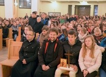 Przedstawiciele parafii otrzymali od bp. Henryka Tomasika replikę symboli Światowych Dni Młodzieży