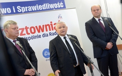 Jarosław Kaczyński poparł kandydaturę Andrzeja Kosztowniaka (z prawej) na urząd prezydenta Radomia. Z lewej Marek Suski