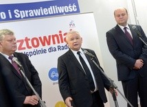 Jarosław Kaczyński poparł kandydaturę Andrzeja Kosztowniaka (z prawej) na urząd prezydenta Radomia. Z lewej Marek Suski