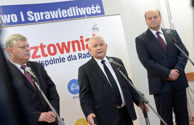 Jarosław Kaczyński poparł kandydaturę Andrzeja Kosztowniaka (z prawej) na urząd prezydenta Radomia. Z lewej Marek Suski