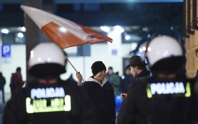 Policja zatrzymała protestujących w PKW 