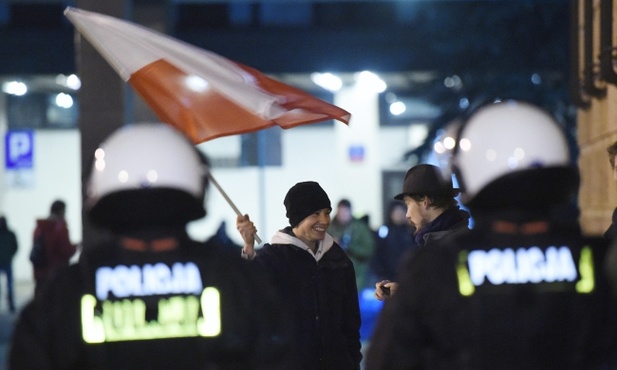 Policja zatrzymała protestujących w PKW 