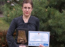 Teresa Sekuter z UM w Rawie Mazowieckiej ze statuetką i dyplomem