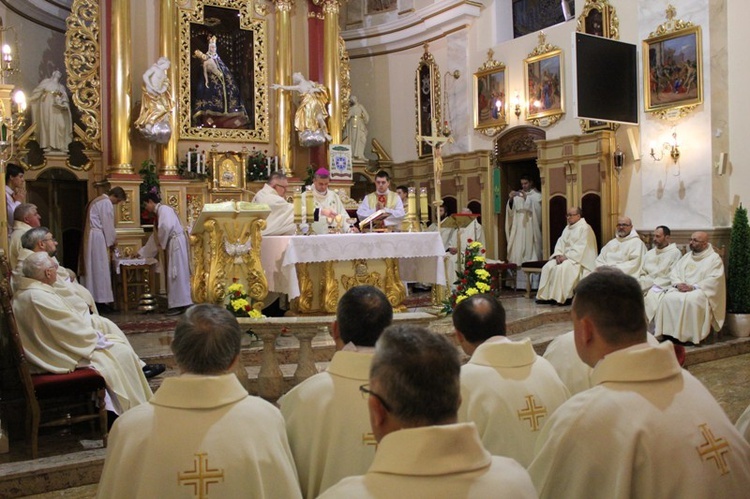 Siostry, bracia i kapłani zakonni w Hałcnowie