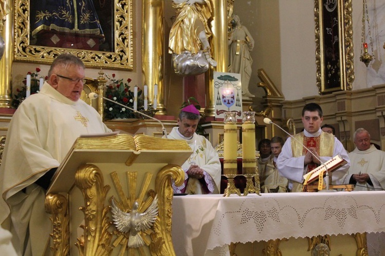 Siostry, bracia i kapłani zakonni w Hałcnowie