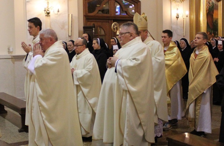 Siostry, bracia i kapłani zakonni w Hałcnowie