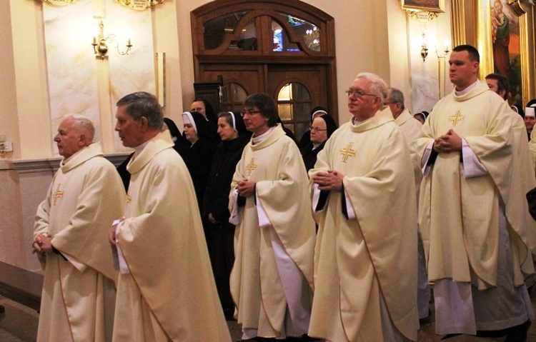 Siostry, bracia i kapłani zakonni w Hałcnowie