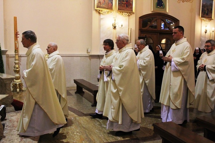 Siostry, bracia i kapłani zakonni w Hałcnowie