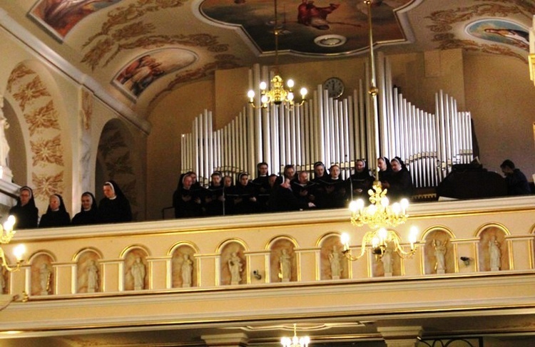 Siostry, bracia i kapłani zakonni w Hałcnowie