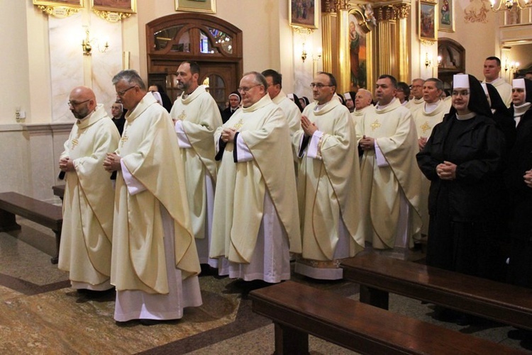 Siostry, bracia i kapłani zakonni w Hałcnowie