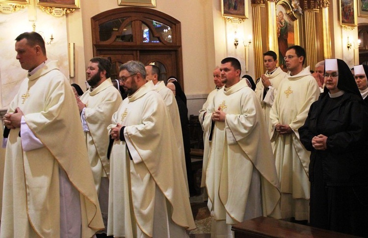 Siostry, bracia i kapłani zakonni w Hałcnowie