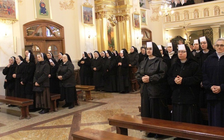 Siostry, bracia i kapłani zakonni w Hałcnowie