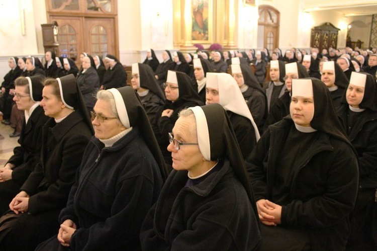 Siostry, bracia i kapłani zakonni w Hałcnowie