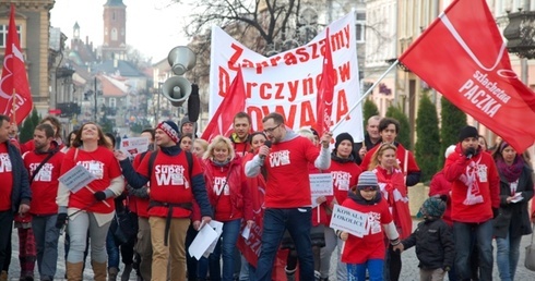 Ubrani w czerwone koszulki wolontariusze zachęcali do włączenia się w akcję