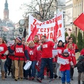 Ubrani w czerwone koszulki wolontariusze zachęcali do włączenia się w akcję