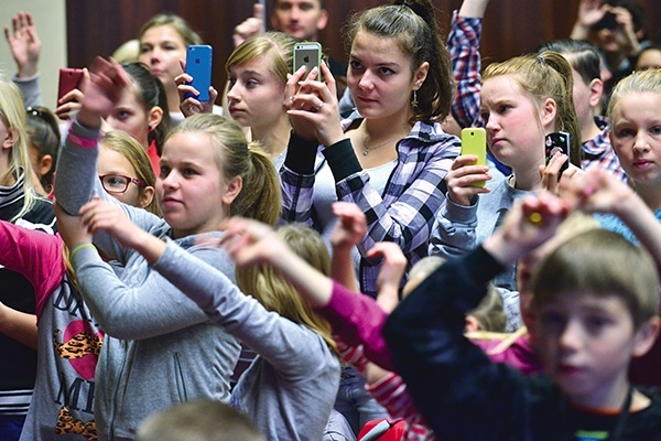 Podczas koncertu ks. Bartczaka to poważny dylemat: bawić się czy uwieczniać. W końcu to spotkanie z gwiazdą...