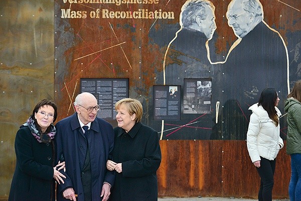  Ewa Kopacz, Władysław Bartoszewski i Angela Merkel podczas zwiedzania wystawy  „Odwaga i Pojednanie”