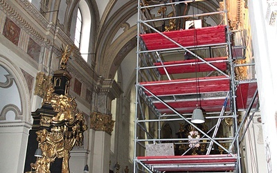  W nawie kościoła trwają przygotowania do zawieszenia odnowionych rzeźb Poniżej jedna z nich