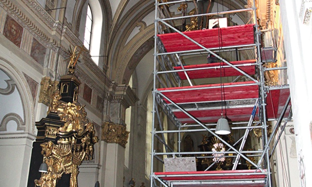  W nawie kościoła trwają przygotowania do zawieszenia odnowionych rzeźb Poniżej jedna z nich