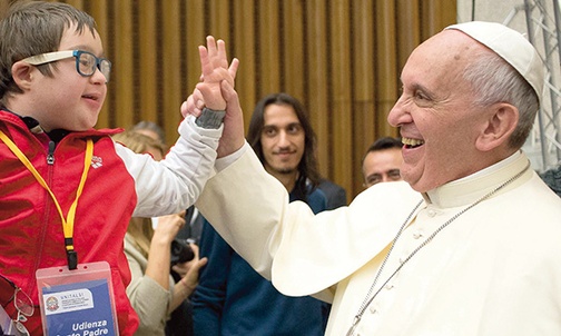 22.11.2014. Watykan. Papież Franciszek z dzieckiem podczas spotkania z pracownikami służby zdrowia. 