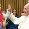 22.11.2014. Watykan. Papież Franciszek z dzieckiem podczas spotkania z pracownikami służby zdrowia. 