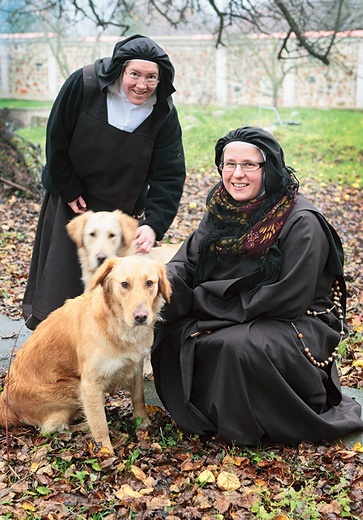 Kiedyś, gdy św. Teresa była w tarapatach i zaczynała wpadać w panikę, Jezus powiedział jej wprost: „Uspokój się, kobieto małej wiary. Wszystko idzie jak najlepiej” – uśmiechają się mniszki
