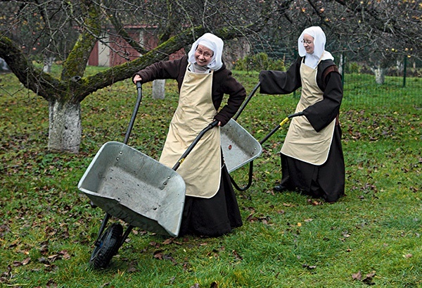 Karmel w Gnieźnie. Pierwsze skojarzenie? Ogród pełen dźwięków, czystego śmiechu. I ciszy