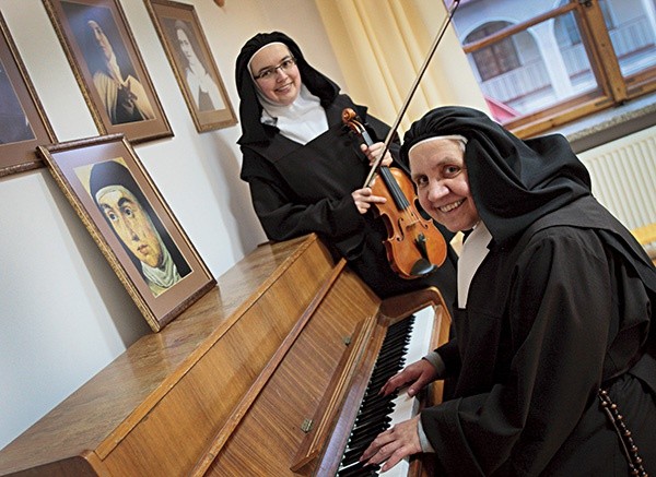 o siostra Magdalena od Miłosierdzia Bożego (przy pianinie) odpwiedzialna była za wydanie niezwykłej płyty i śpiewnika „Chcę widzieć Boga”