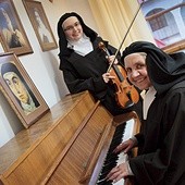 o siostra Magdalena od Miłosierdzia Bożego (przy pianinie) odpwiedzialna była za wydanie niezwykłej płyty i śpiewnika „Chcę widzieć Boga”