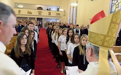  Do grona Katolickiego Stowarzyszenia Młodzieży nowych członków przyjął bp Henryk Tomasik