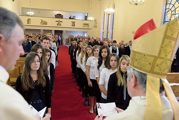  Do grona Katolickiego Stowarzyszenia Młodzieży nowych członków przyjął bp Henryk Tomasik