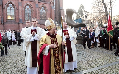 Przed katedrą ustawiły się poczty sztandarowe delegacji, które przyjechały na uroczystość