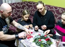  Przy wykonywaniu adwentowego wieńca każdy ma jakieś zadanie: Maciej mocuje 4 świece, Mariola, Małgosia i Asia ozdabiają wieniec – przywiązują kokardy, kwiaty i bombki