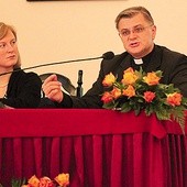  O rodzinie w Biblii, władzy ojca i kobiecym zasłuchaniu w słowo Boże mówił ks. dr hab. Sławomir Stasiak (na zdjęciu z Martą Wilczyńską)