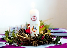  Tegoroczne świece przypominają o jubileuszu 25-lecia Caritas Archidiecezji Wrocławskiej 