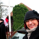  – Karolina zauroczyła mnie już jakiś czas temu. Dlatego zdecydowałam się dwa lata temu przeprowadzić przez Senat uchwałę w 25. rocznicę jej beatyfikacji. Ona reprezentuje to wszystko, co chciałabym, by miała i dzisiejsza młodzież: hart ducha, charakter, poczucie osobistej godności oraz szacunek i miłość do drugiego człowieka – mówi senator Helena Hatka. Na zdjęciu pod domem bł. Karoliny w Wał-Rudzie 
