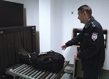Prześwietlenie bagażu skanerem RTG przed odlotem pasażera