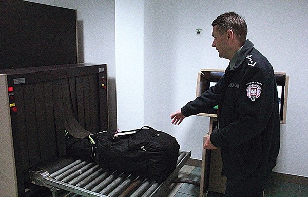 Prześwietlenie bagażu skanerem RTG przed odlotem pasażera