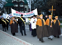 Powyżej: Tarnobrzescy mężczyźni  pokazali przywiązanie do wiary