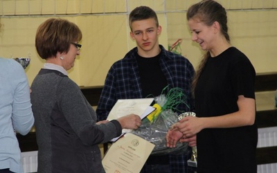 Jan Suszyński i Iga Filipowska zajęli pierwsze miejsca w klasyfikacji indywidualnej w dwuboju siłowym. Dyplomy wręcza Elżbieta Bocheńska, dyrektor XI LO