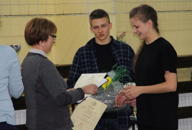 Jan Suszyński i Iga Filipowska zajęli pierwsze miejsca w klasyfikacji indywidualnej w dwuboju siłowym. Dyplomy wręcza Elżbieta Bocheńska, dyrektor XI LO