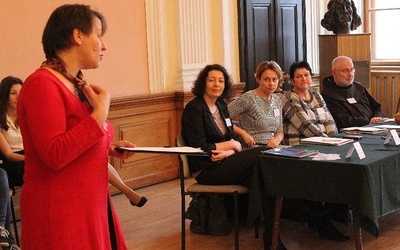 Dorota Kania, prezes cieszyńskeigo hospicjum (z lewej), i prelegenci konferencji o pomocy osobom przeżywającym żałobę